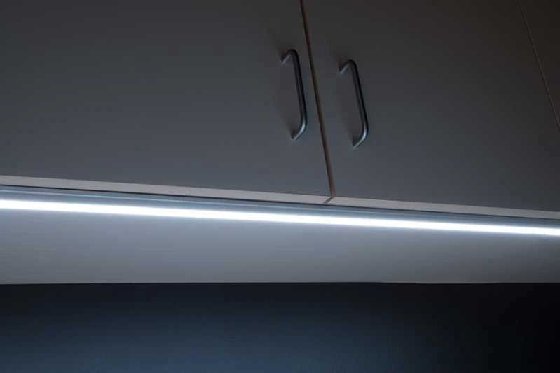 iluminação em cima da pia da cozinha