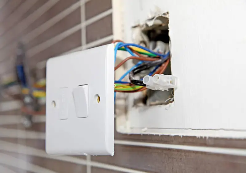 instalação de interruptor com tomada